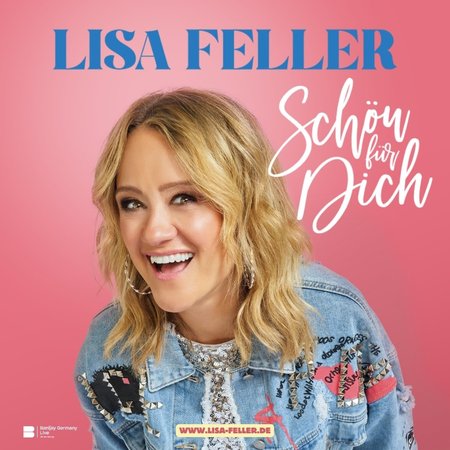 Das Bild zeigt Lisa Feller, eine blonde Frau. Sie lacht und trägt eine Jeansjacke mit Aufnähern, Nieten und darunter ein silbernes Pallietten Shirt. Sie steht vor einen pinkfarbenen Hintergrund, über ihr steht ihr Name, Lisa Feller in Blau und der Tourtitel: Schön für Dich.
