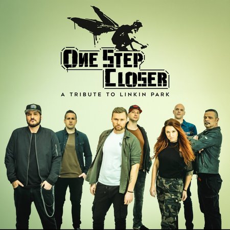 Zu sehen ist die Band, die aus 7 Mitgliedern besteht. Sie stehen gemeinsam vor einem grün-gelblichen Hintergrund. Über ihnen schwebt ihr Logo als Schriftzug.