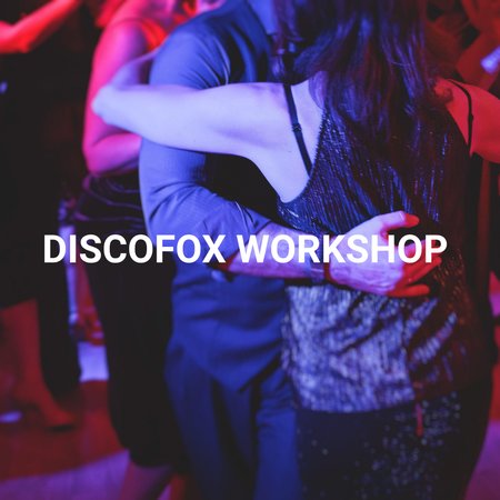 Werbebild zum Discofox Workshop in der WERK°STADT. Zu sehen ist ein Tanzpaar, das sich in Tanzhaltung mit anderen Tanzpaaren bewegt. 