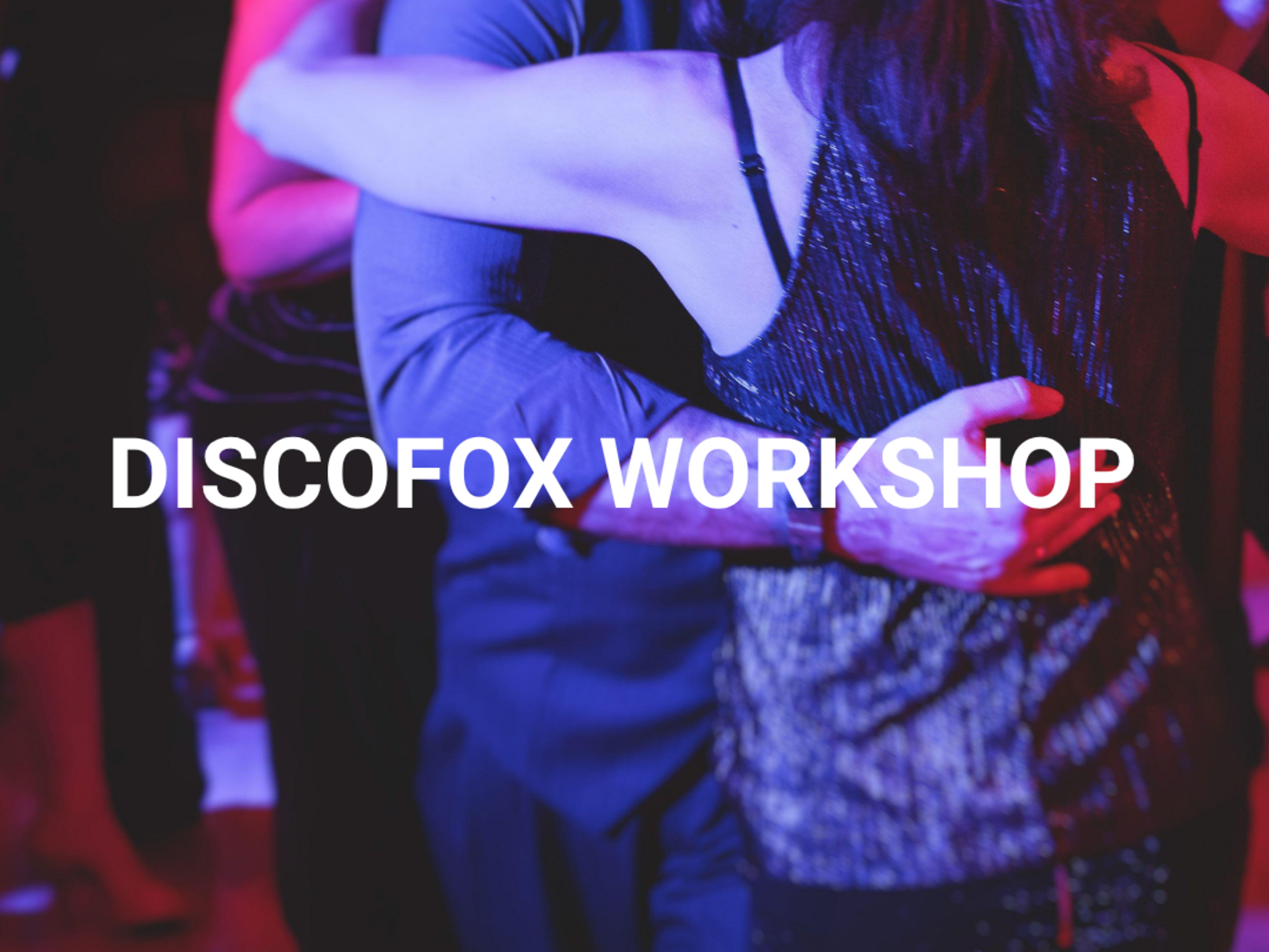 Werbebild zum Discofox Workshop in der WERK°STADT. Zu sehen ist ein Tanzpaar, das sich in Tanzhaltung mit anderen Tanzpaaren bewegt. 