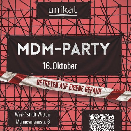 Alles was auf dem Bild zu sehen ist, sieht aus als würde man es durch rote Brillengläser sehen. Auf dem Bild ist ein Gerüst zu sehen. An diesem Gerüst hängen 4 Banner auf dem oberen steht Unikat. Auf dem darunter: MDM-Party, 16. Oktober. Darunter befindet sich ein rot, weißes Absperrband mit der Aufschrift in rot: Betreten auf eigene Gefahr. Als letztes kommen zwei weitere Bannern mit der Aufschrift auf dem rechten Banner: WERK°STADT Witten, Mannesmannstr. 6. Auf dem anderen Banner ist ein QR Code abgebildet der zum Ticketkauf führt.