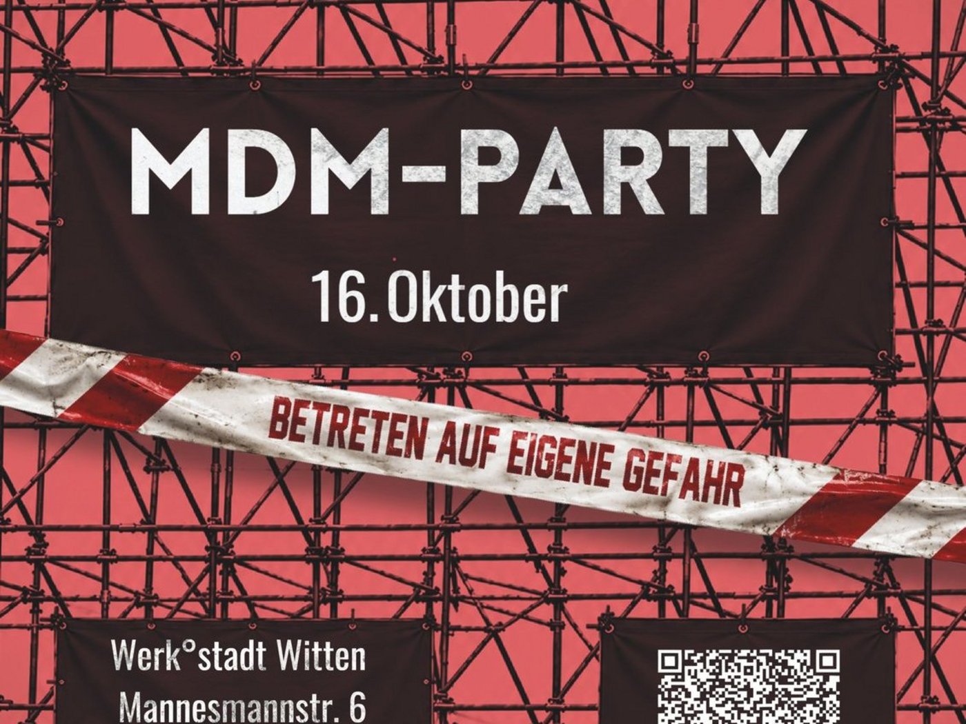 Alles was auf dem Bild zu sehen ist, sieht aus als würde man es durch rote Brillengläser sehen. Auf dem Bild ist ein Gerüst zu sehen. An diesem Gerüst hängen 4 Banner auf dem oberen steht Unikat. Auf dem darunter: MDM-Party, 16. Oktober. Darunter befindet sich ein rot, weißes Absperrband mit der Aufschrift in rot: Betreten auf eigene Gefahr. Als letztes kommen zwei weitere Bannern mit der Aufschrift auf dem rechten Banner: WERK°STADT Witten, Mannesmannstr. 6. Auf dem anderen Banner ist ein QR Code abgebildet der zum Ticketkauf führt.
